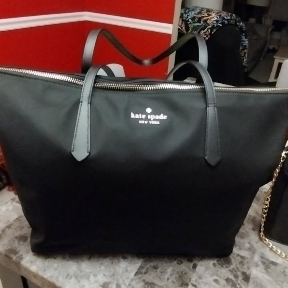 LIKE NEW Kate Spade Black Tote with Sophisticated Design